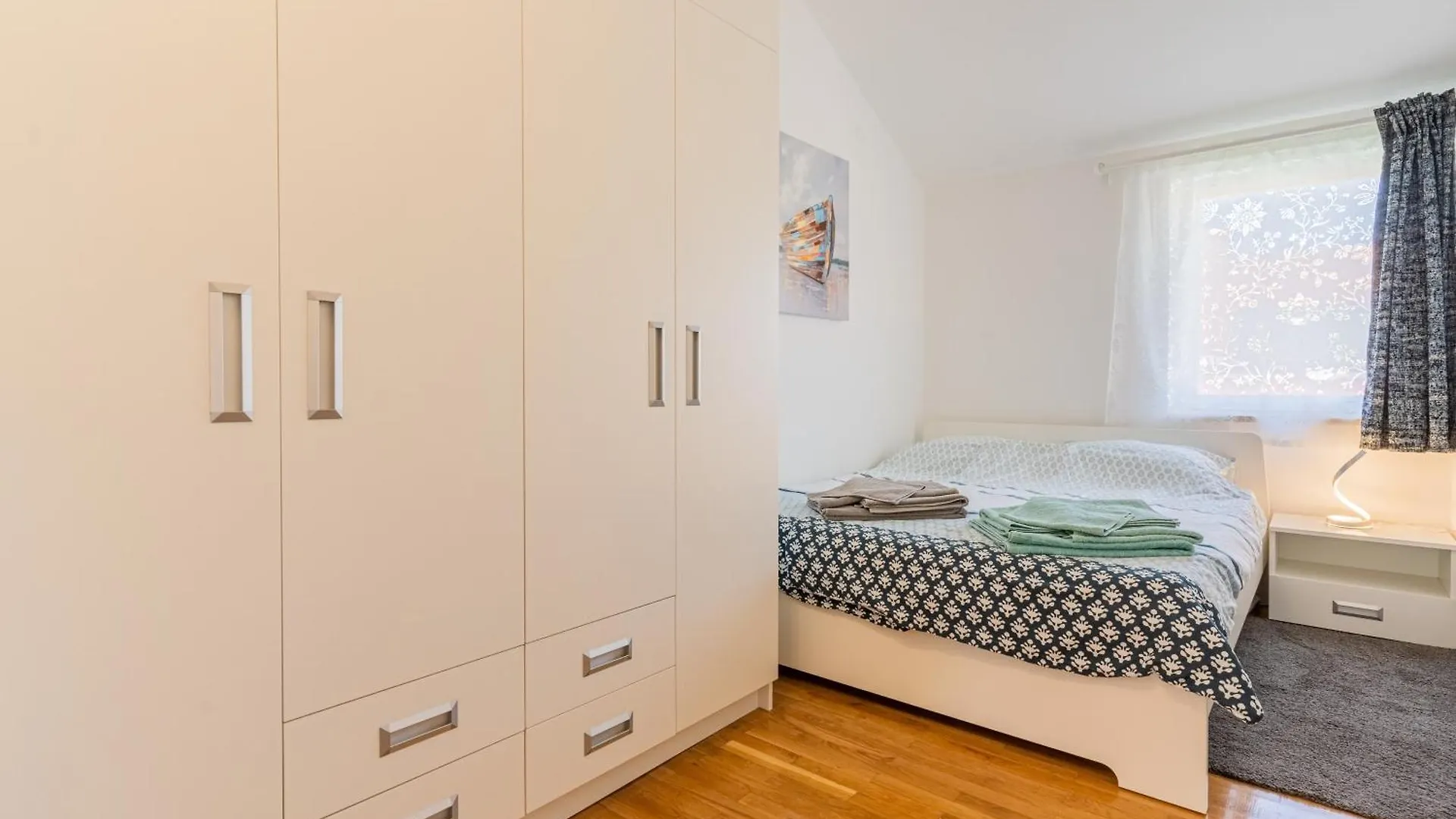 Apartments With Wifi Cres - 20832
