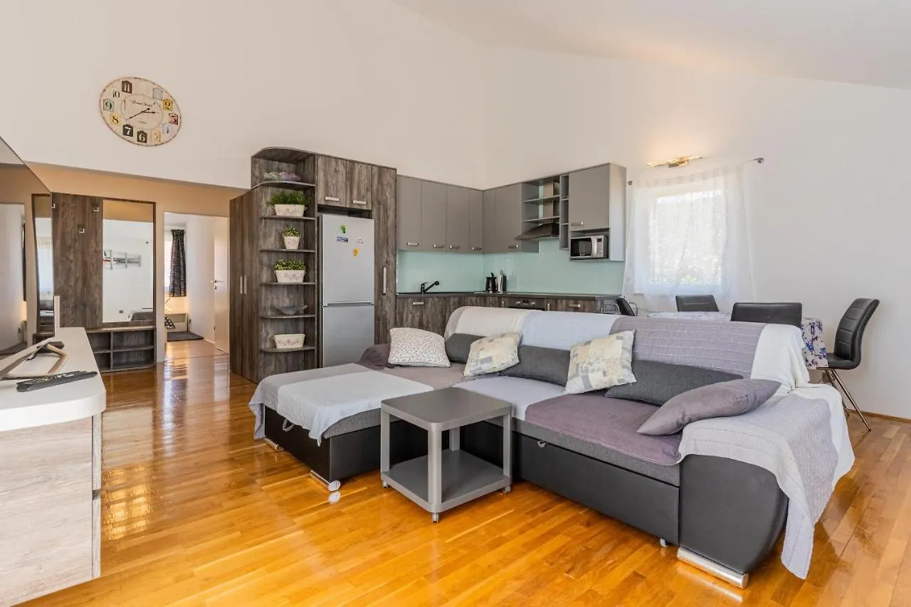 Apartments With Wifi Cres - 20832
