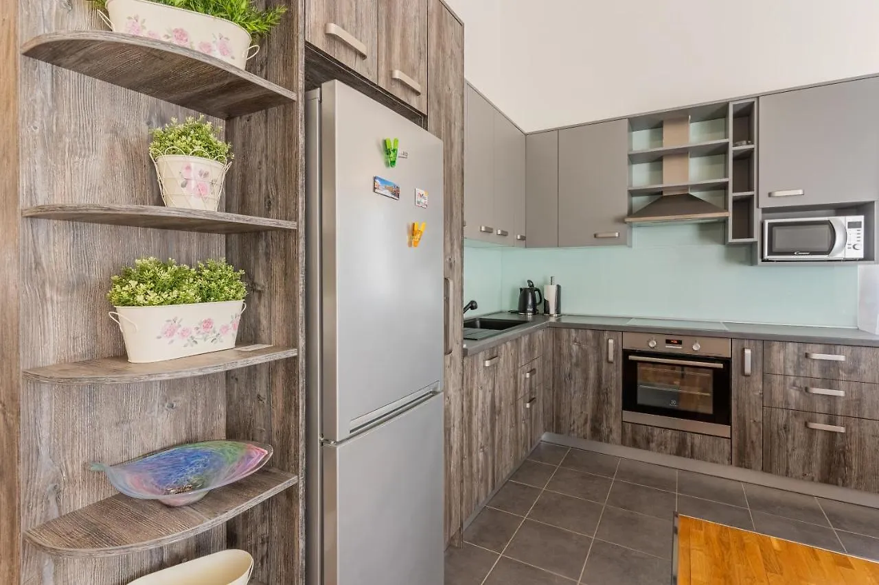Apartments With Wifi Cres - 20832