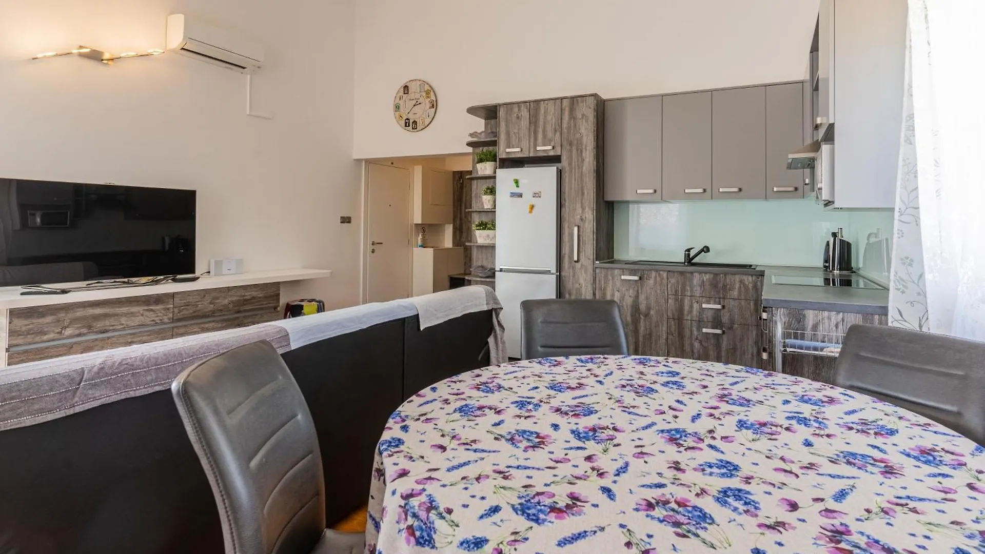 Apartments With Wifi Cres - 20832