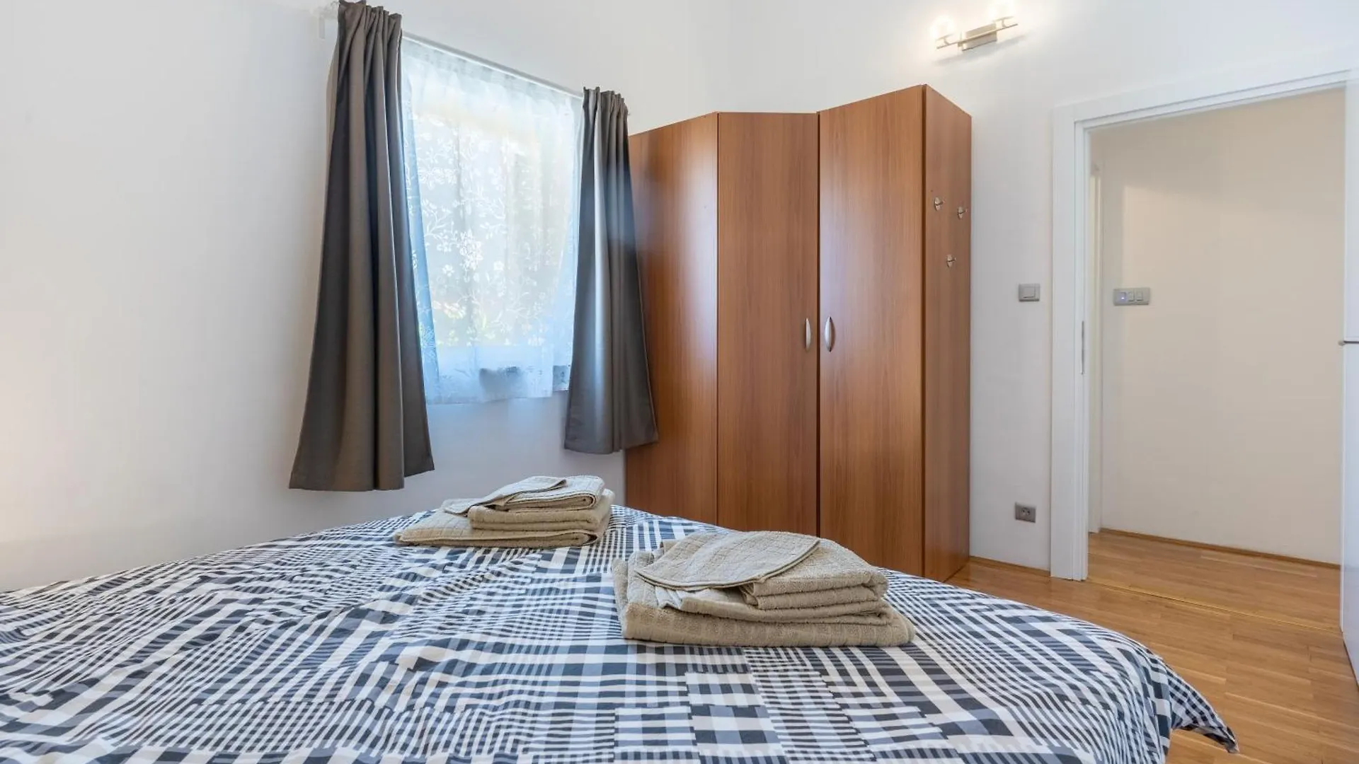 Apartments With Wifi Cres - 20832 0*,  Croatia