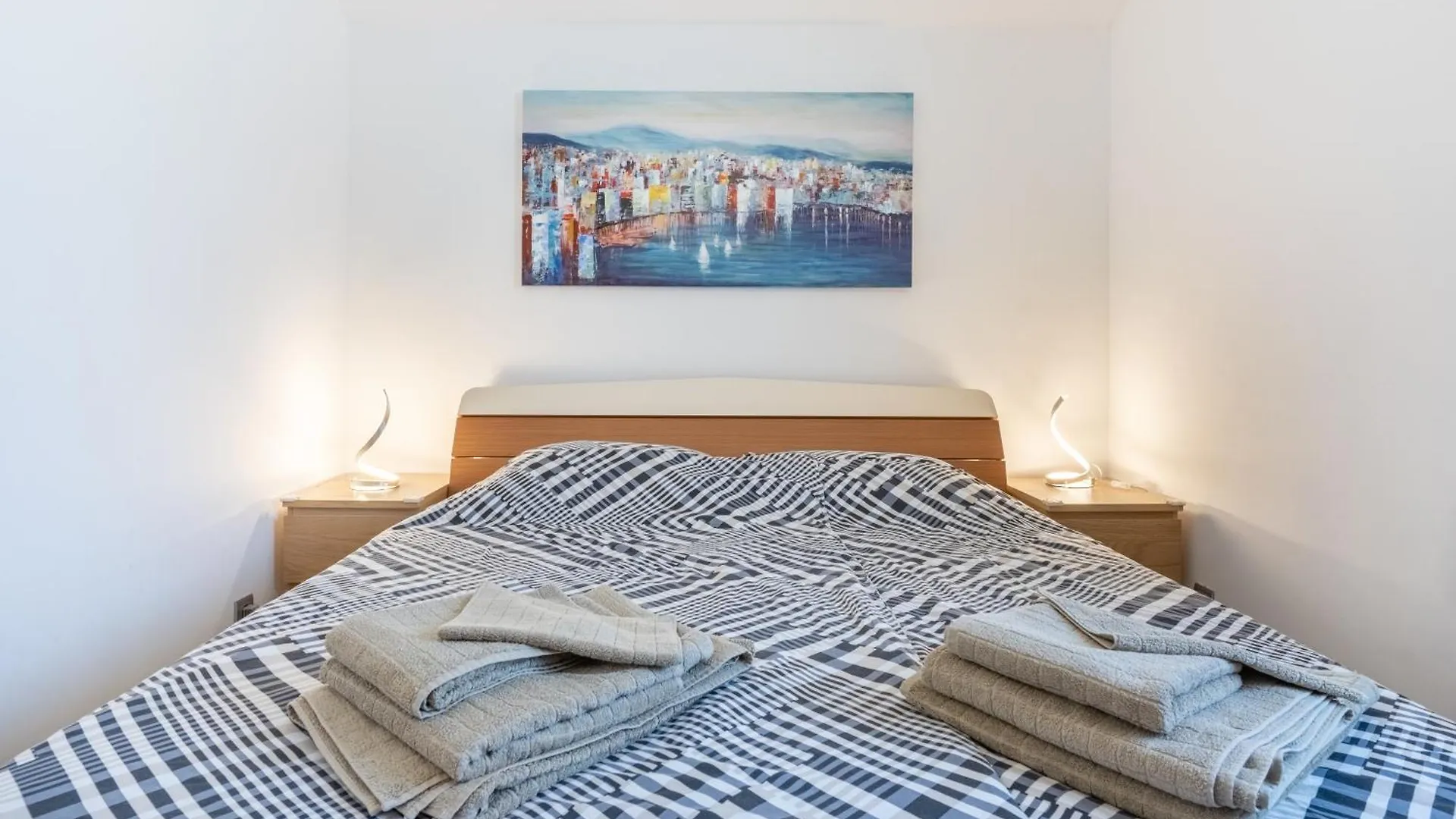 Apartments With Wifi Cres - 20832